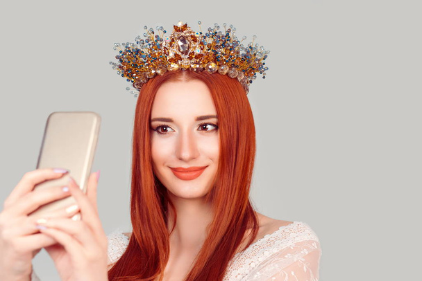 Self portrait. Young beauty making selfie using a smartphone - Foto, afbeelding