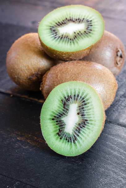 Kiwi Fruit Arrangement On a Wood Surface - Valokuva, kuva