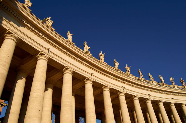 Dettaglio architettonico delle colonne nella piazza della Città del Vaticano a Roma. Italia. Sculture religiose
. - Foto, immagini