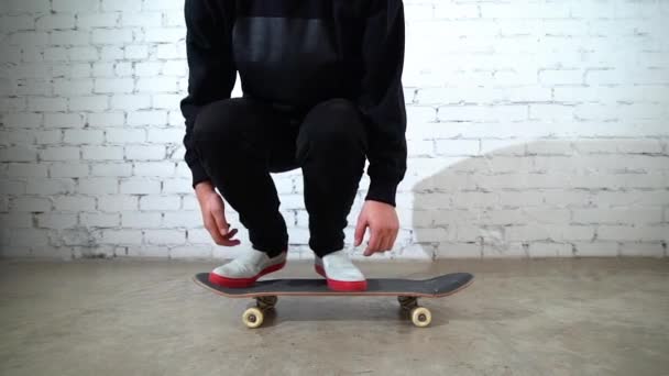 Skateboardista předvádí skateboard trik - ollie na betonu. Sportovec cvičí skok, připravuje se na soutěž. Extrémní sport, kultura mládeže, městský styl - Záběry, video