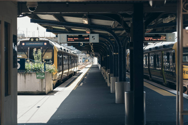 People passing through Wellington Railway Station, - Foto, Bild
