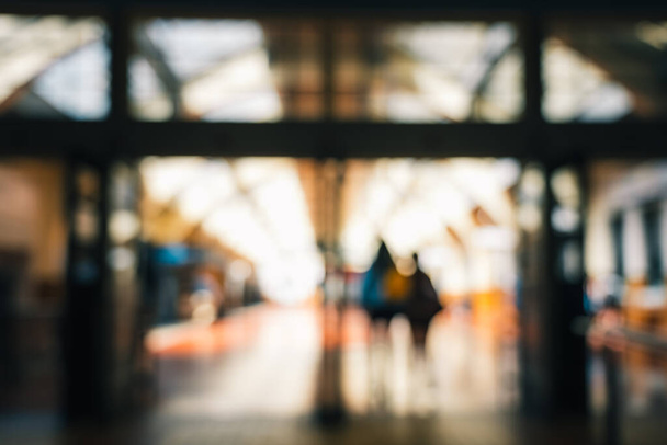 Imagen borrosa de personas que pasan por la estación de tren de Wellington
, - Foto, imagen