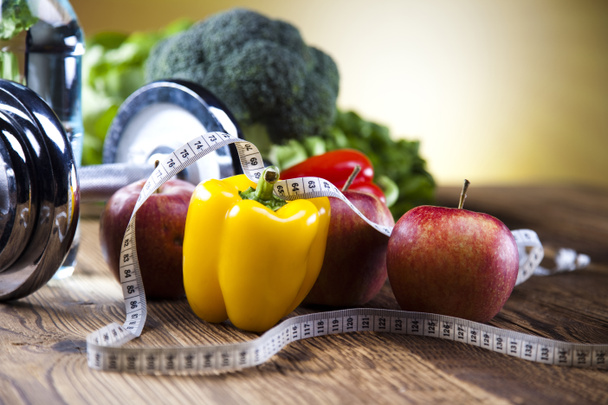 Dieta y fitness, dumbell con vitamina, puesta de sol
 - Foto, imagen