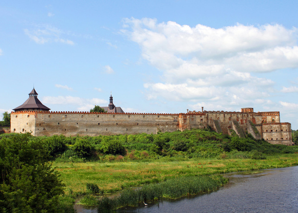 alte Festung in medzhibozh am Ufer des Flusses südlichen Käfer - Foto, Bild