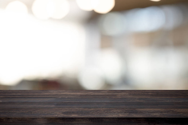Пустой деревянный стол для настоящего продукта на кофейне размытие backg - Фото, изображение