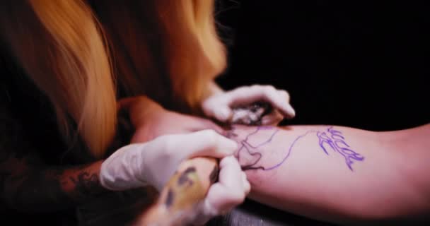 Primer plano de una joven tatuadora durante su trabajo. Cámara lenta, profundidad de campo poco profunda. BMPCC 4K
 - Imágenes, Vídeo
