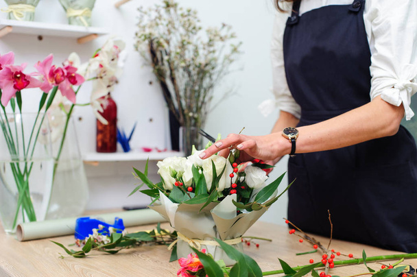 Gardener's in the flower shop make bouquet. Lifestyle flower sho - Valokuva, kuva