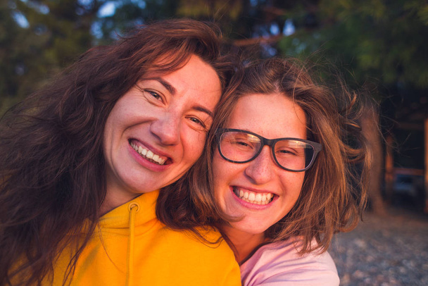 zwei glückliche Freundinnen lachen - Foto, Bild