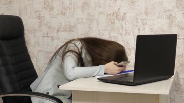 zakenvrouw was ontspannen op het werk en viel in slaap achter de computer. vrouw op kantoor geeuwt op het werk. moe meisje wil slapen op de tafel op het werk. Vermoeide kantoormedewerker. - Video