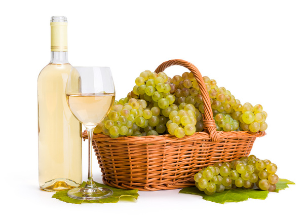 White wine and ripe white grape in basket - Foto, Bild