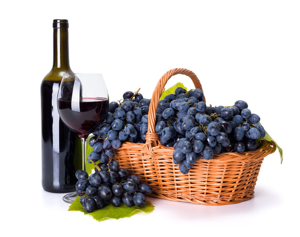 Red wine and ripe blue grape in basket - Foto, imagen