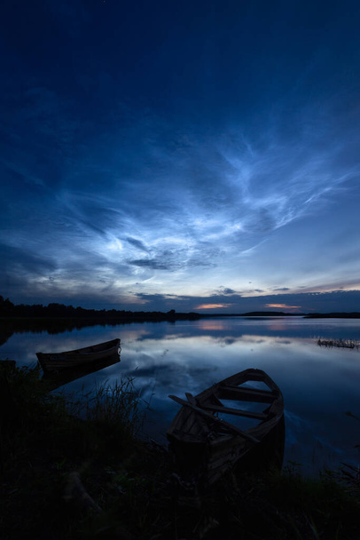 Noctilucent σύννεφα (νύχτα λάμπει σύννεφα) - Φωτογραφία, εικόνα