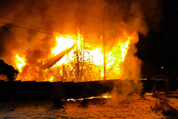 дом горит, дом пожар в деревне, пожарные exting
 - Фото, изображение