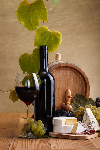 Red wine with cheese and blue grape snack - Fotografie, Obrázek