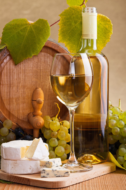 White wine with cheese and blue grape snack - Φωτογραφία, εικόνα