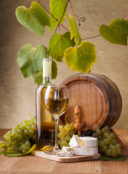 fehér bor, sajt és a kék szőlő snack - Fotó, kép