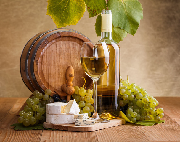 White wine with cheese and blue grape snack - Foto, afbeelding