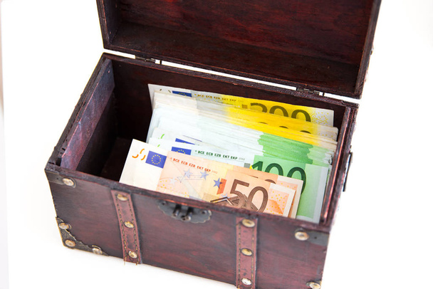 Bills in the wooden chest - Foto, afbeelding
