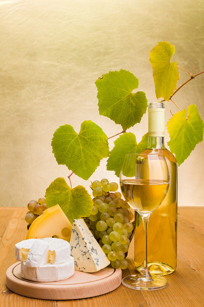 White wine with grape and cheese snack - Valokuva, kuva