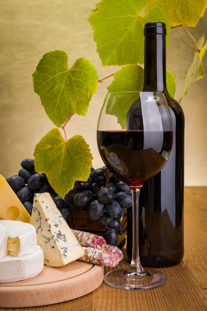 κόκκινο κρασί με το σταφύλι και το τυρί σνακ - Φωτογραφία, εικόνα