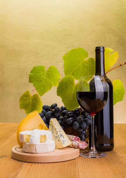 Red wine with grape and cheese snack - Фото, изображение