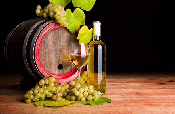 White wine and grapes in front of old barrel - Foto, Imagem