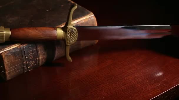Sto padesát let stará Bible s mečem - Záběry, video