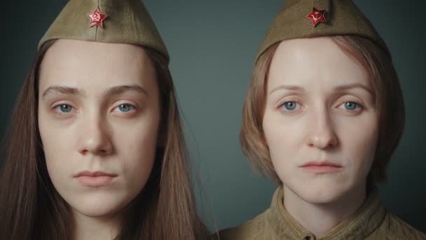 Filmik z młodymi kobietami w czerwonym mundurze wojskowym - Materiał filmowy, wideo