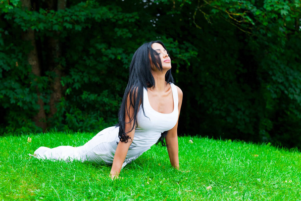 Pretty Woman makes yoga - Fotoğraf, Görsel