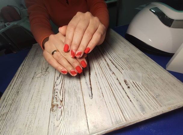 Vista parziale della manicure tenendosi delicatamente per mano
 - Foto, immagini