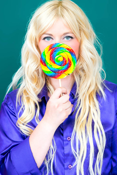 Blonde woman with a Lollipop - Foto, imagen