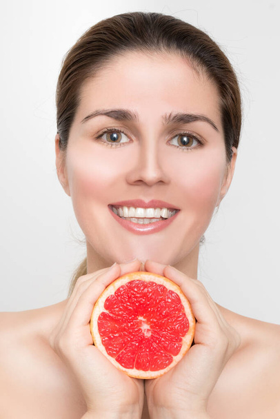 Beautiful girl with juicy grapefruit - Foto, imagen
