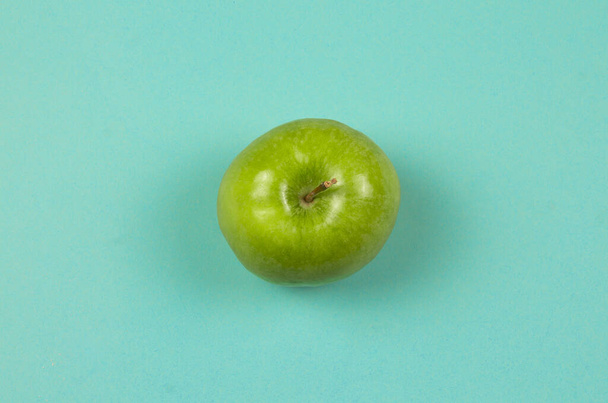 Yeşil tek, doğal bir elma üst görünümü düz fotografı sağlam arka planda yatıyordu. - Fotoğraf, Görsel