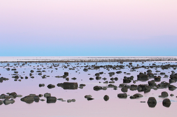 Baja marea desierto de piedra al atardecer
 - Foto, imagen