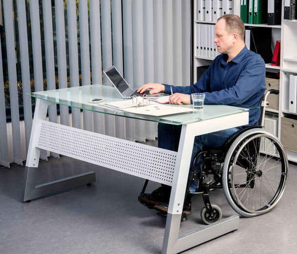 disabled businessman in wheelchair working in the office - Foto, Bild