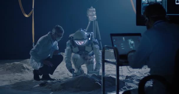 Astronaut a vědci testují kolektor vzorků - Záběry, video