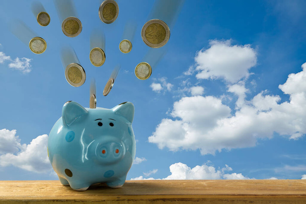 money rain with piggy bank. coins fall into a piggy bank. - Foto, Bild