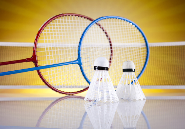 Shuttle op badminton racket - Foto, afbeelding