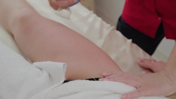 professionelle Massagetherapeutin macht therapeutische Massage mit Banken. - Filmmaterial, Video