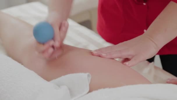 Profesjonalny masażysta robi terapeutyczny masaż z bankami. - Materiał filmowy, wideo