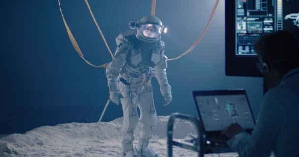 Astronauta i naukowcy testujący mobilność skafandrów kosmicznych - Materiał filmowy, wideo
