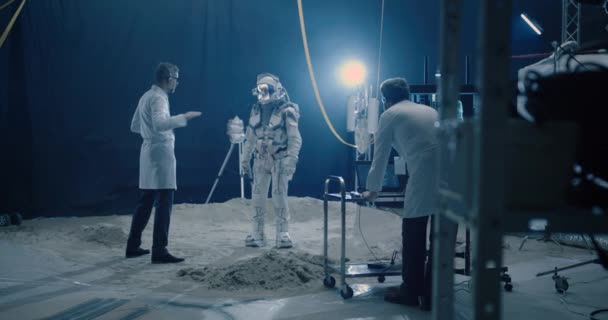 Astronauta i naukowcy testujący mobilność skafandrów kosmicznych - Materiał filmowy, wideo