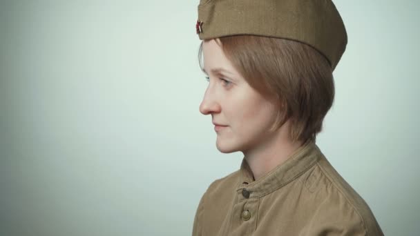 Vídeo de mulher vestindo uniforme soviético no branco
 - Filmagem, Vídeo