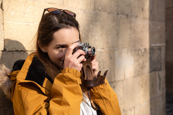 Foto di una giovane turista che esplora le strade di Baku. Moody foto di adolescente in visita città vecchia e scattare foto della città
. - Foto, immagini