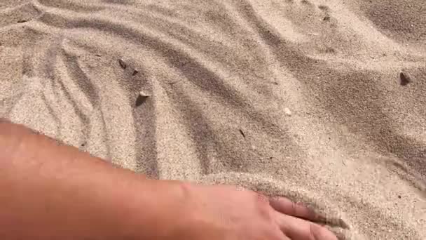 Το χέρι του Μαν σκορπίζει άμμο μέσα από τα δάχτυλά του.. - Πλάνα, βίντεο