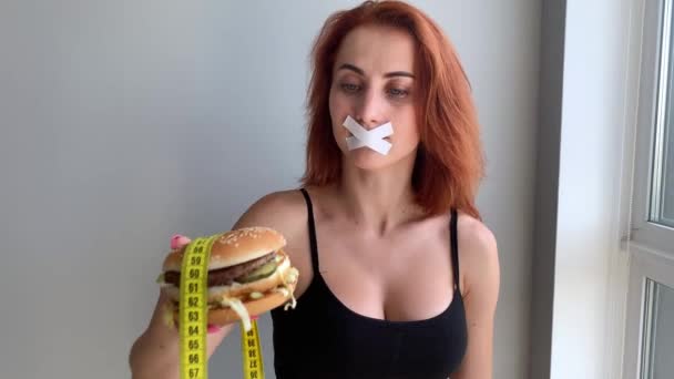 Woman wants to eat a Burger but stuck skochem mouth - 映像、動画