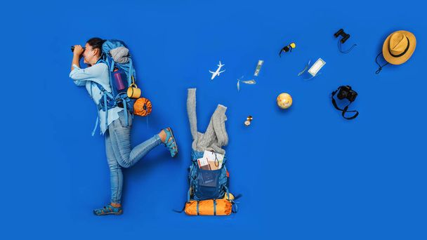 Koncepcja organizacji sprzętu do podróży Umieść na bagażu. Młody azjatycki podróżnik szczęśliwy w niebieskiej koszuli z plecakiem i sprzęt dla podróżujących wakacje.  - Zdjęcie, obraz