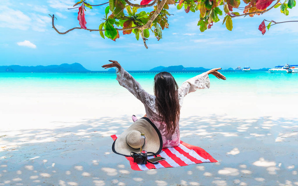 Onnellinen matkustaja nainen rannalla käyttää iloa hauskaa rentouttava kaunis
 - Valokuva, kuva