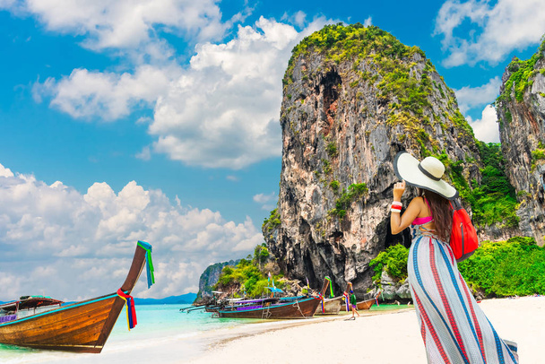 Стиль жизни путешественница женщина стоять на знаменитом пляже смотреть радость beautifu
 - Фото, изображение