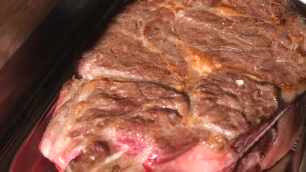Vers gekookt stuk rundvlees. Vleesbarbecue. Thema van de levensmiddelenindustrie. - Video